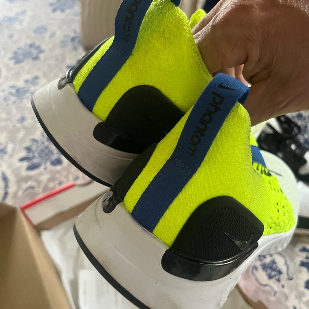 Nike react Men's Neon Yellow Running Shoes size 9. Stylish and comfortable. - Picture 4 of 4